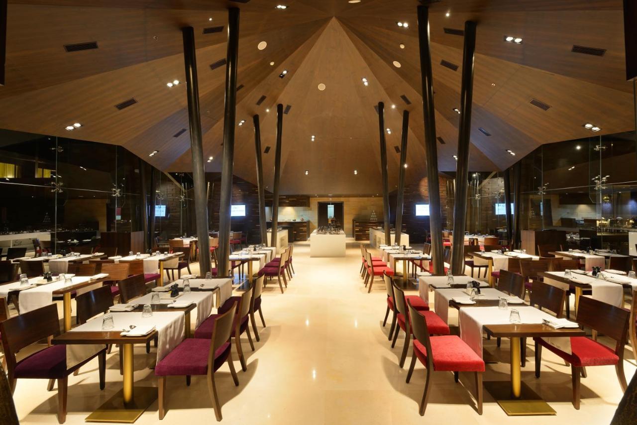 Marasa Sarovar Premiere Tirupati Dış mekan fotoğraf The interior of the restaurant