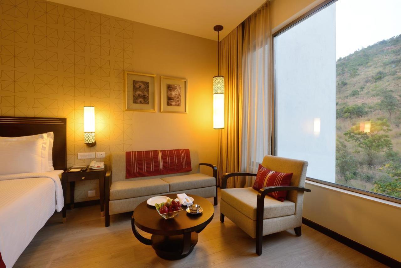 Marasa Sarovar Premiere Tirupati Dış mekan fotoğraf A room at the Taj Bengal