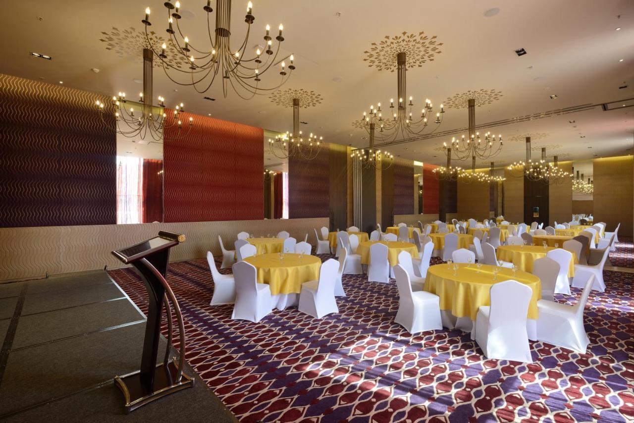 Marasa Sarovar Premiere Tirupati Dış mekan fotoğraf The ballroom