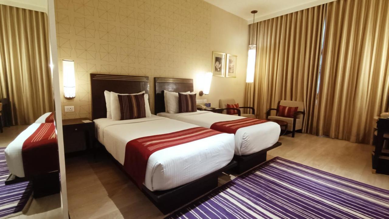 Marasa Sarovar Premiere Tirupati Dış mekan fotoğraf A room at the Taj Bengal