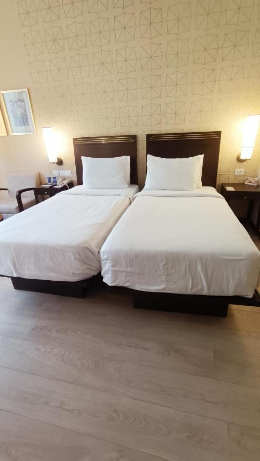 Marasa Sarovar Premiere Tirupati Dış mekan fotoğraf Two single beds