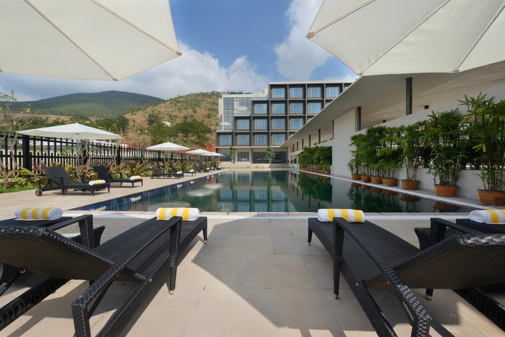 Marasa Sarovar Premiere Tirupati Dış mekan fotoğraf The swimming pool at the hotel