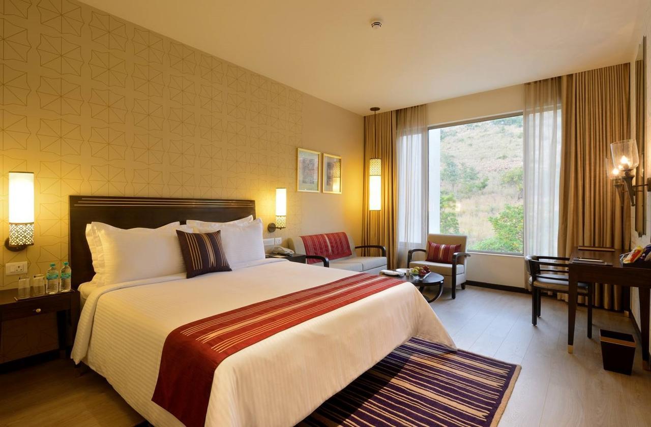Marasa Sarovar Premiere Tirupati Dış mekan fotoğraf A room at the Taj Bengal
