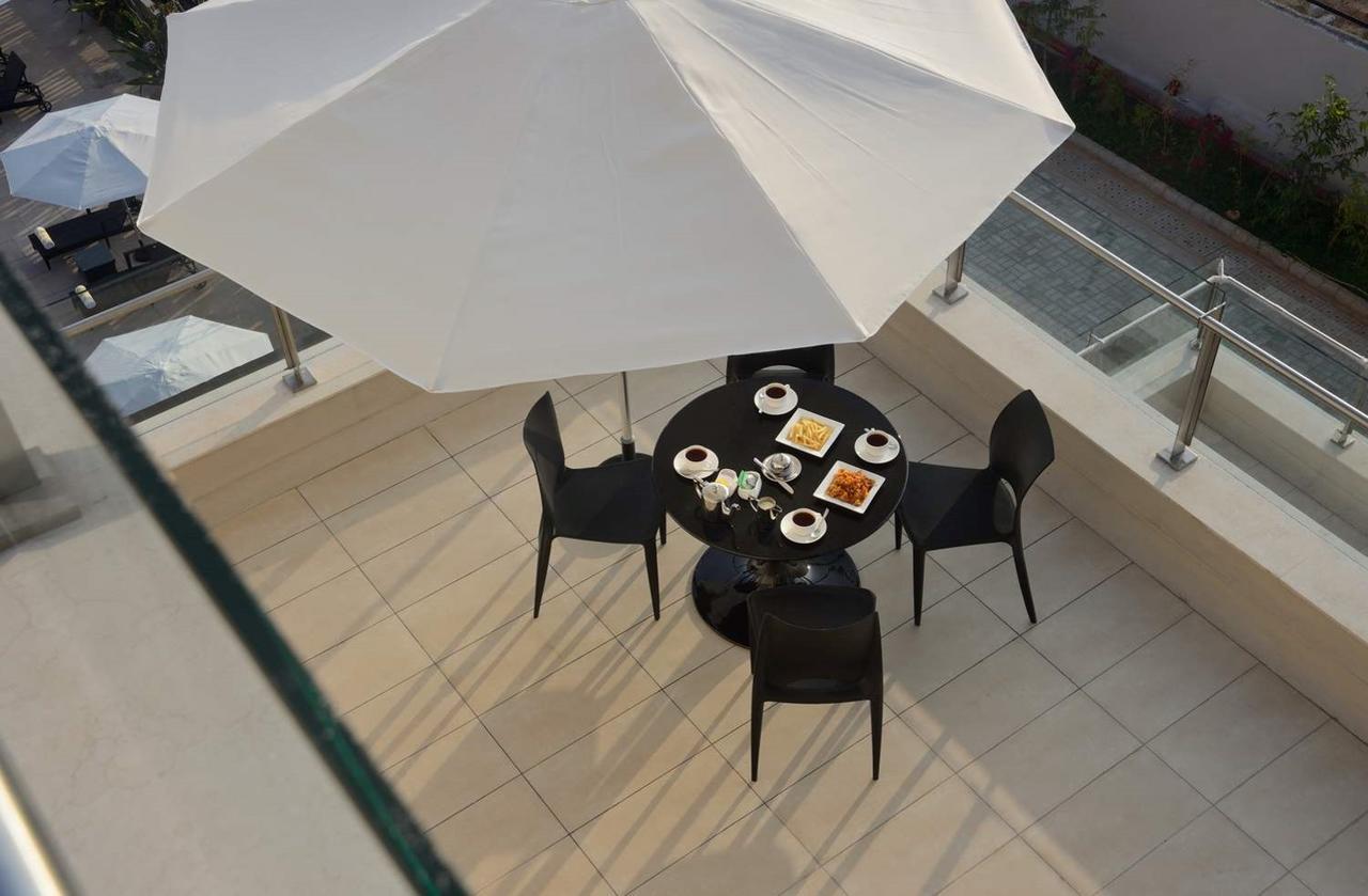 Marasa Sarovar Premiere Tirupati Dış mekan fotoğraf A patio umbrella