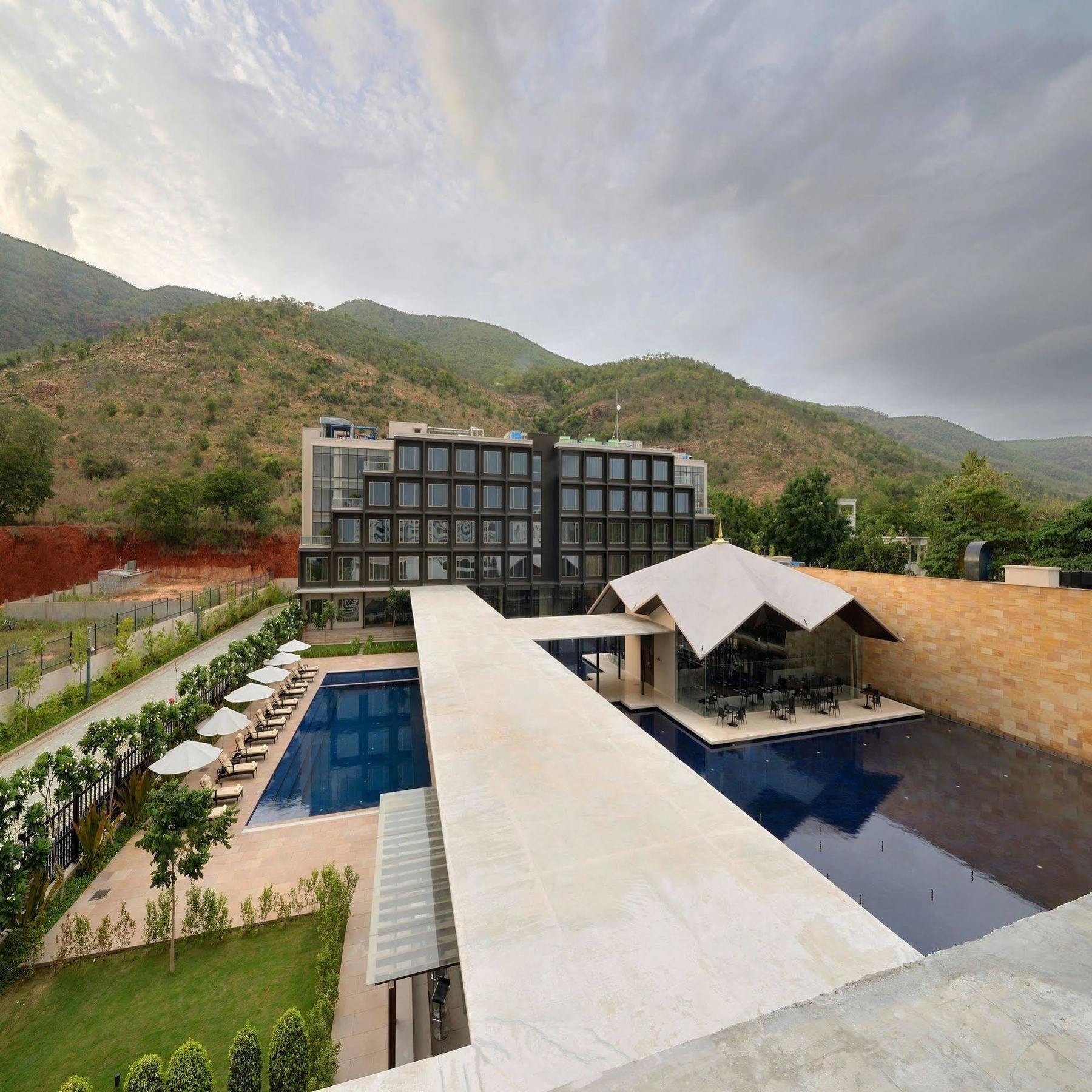 Marasa Sarovar Premiere Tirupati Dış mekan fotoğraf The hotel