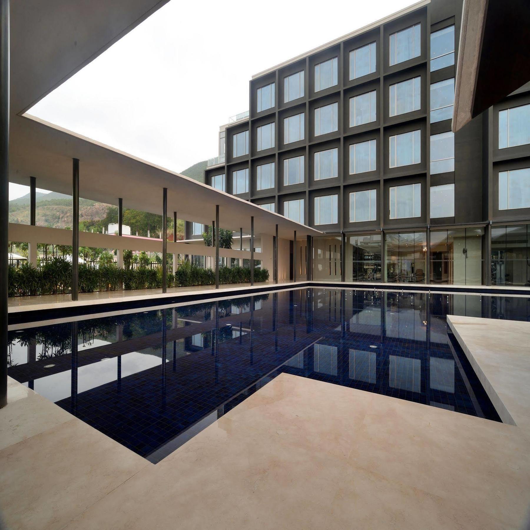 Marasa Sarovar Premiere Tirupati Dış mekan fotoğraf The courtyard of the hotel