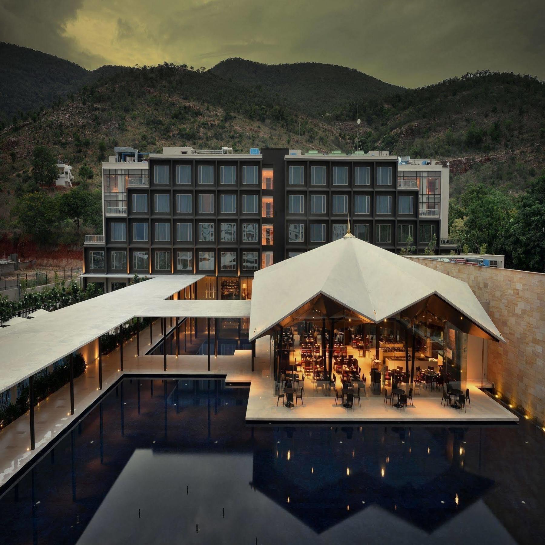 Marasa Sarovar Premiere Tirupati Dış mekan fotoğraf The hotel's main building
