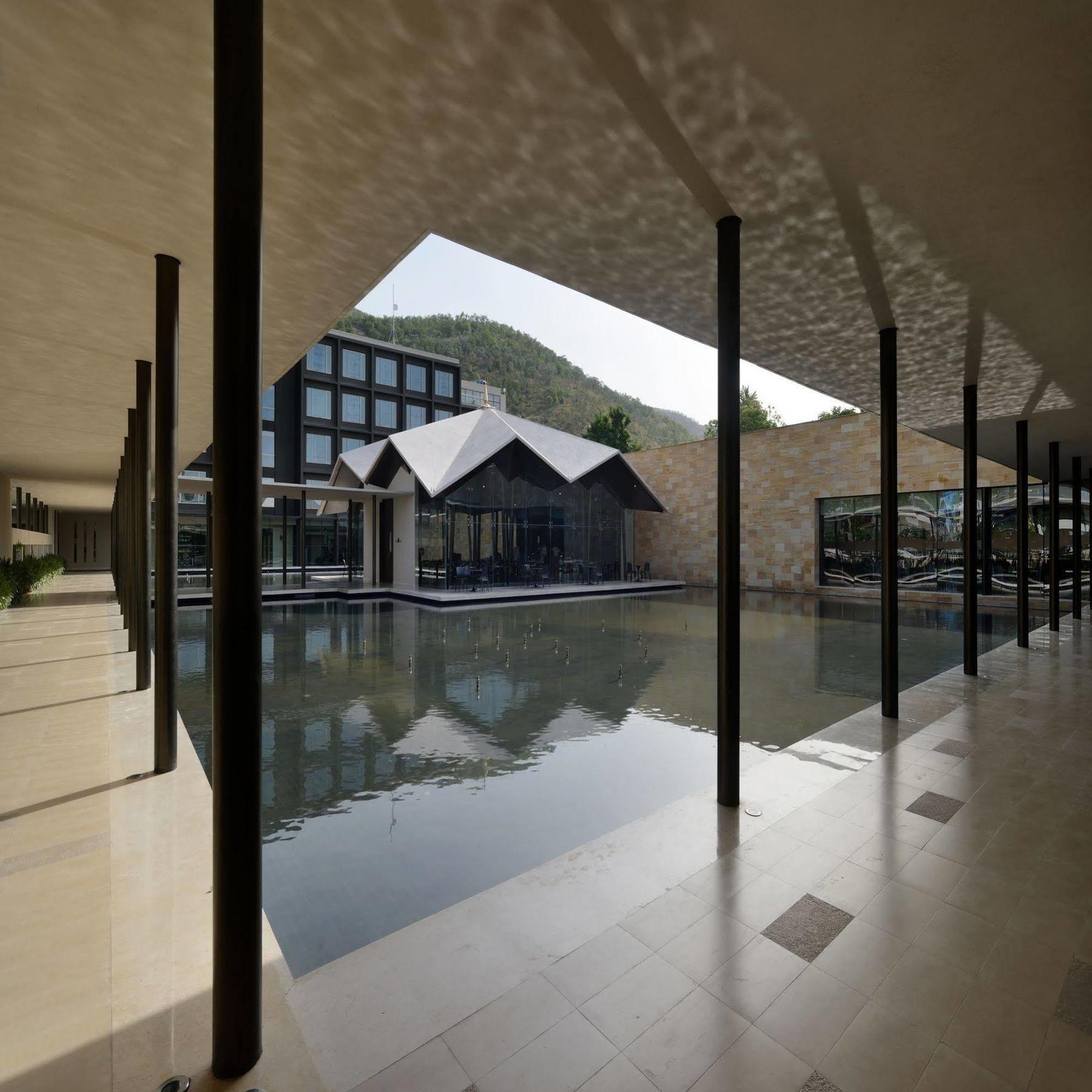 Marasa Sarovar Premiere Tirupati Dış mekan fotoğraf The hotel's interior